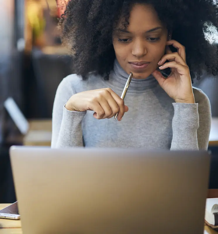 Business presentation scripts: image of woman in front of laptop