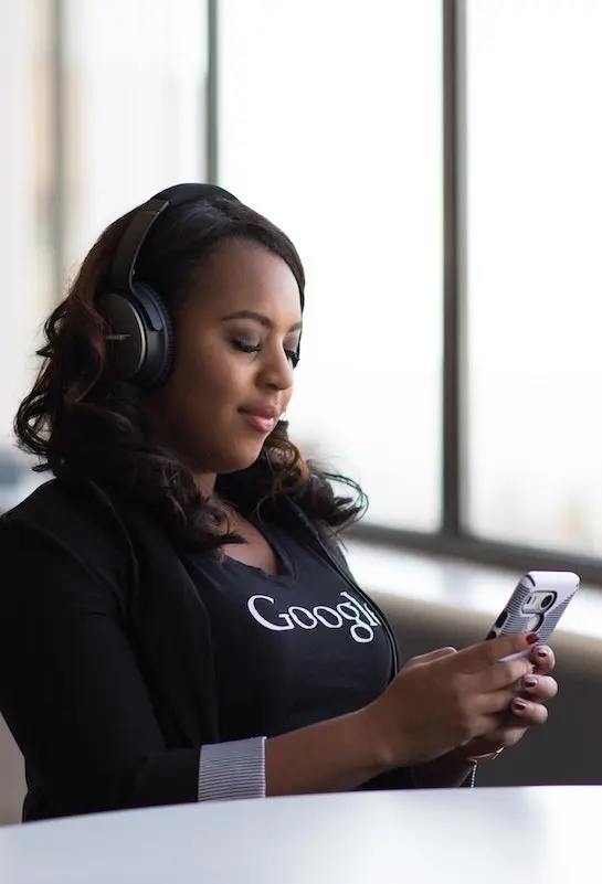 audioblogging: woman with headphones and smartphone