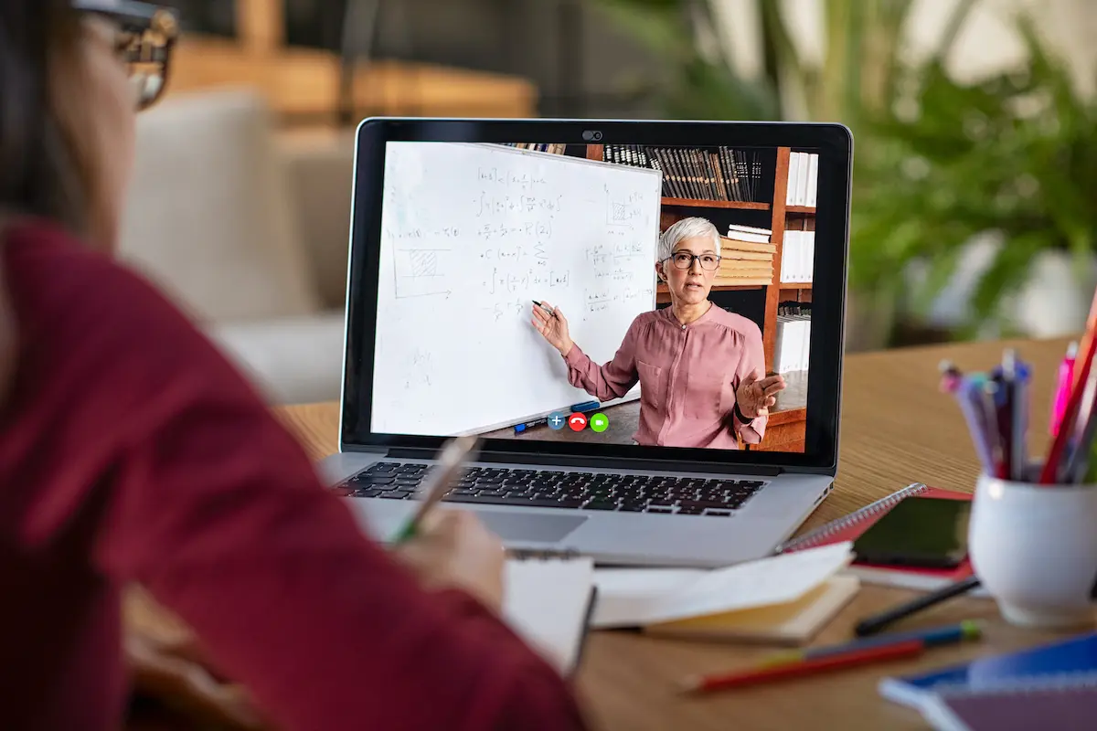 Text-to-speech: woman watching a lecture on a laptop screen