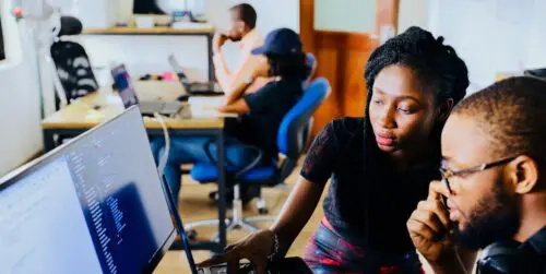 The most out of a voice actor: image of two colleagues in front of a screen in an office
