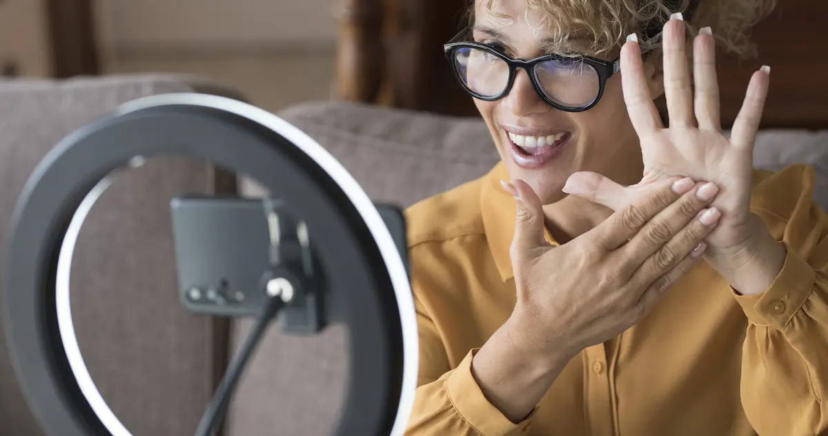 Interactive marketing: image of a woman recording a video message on a cellphone