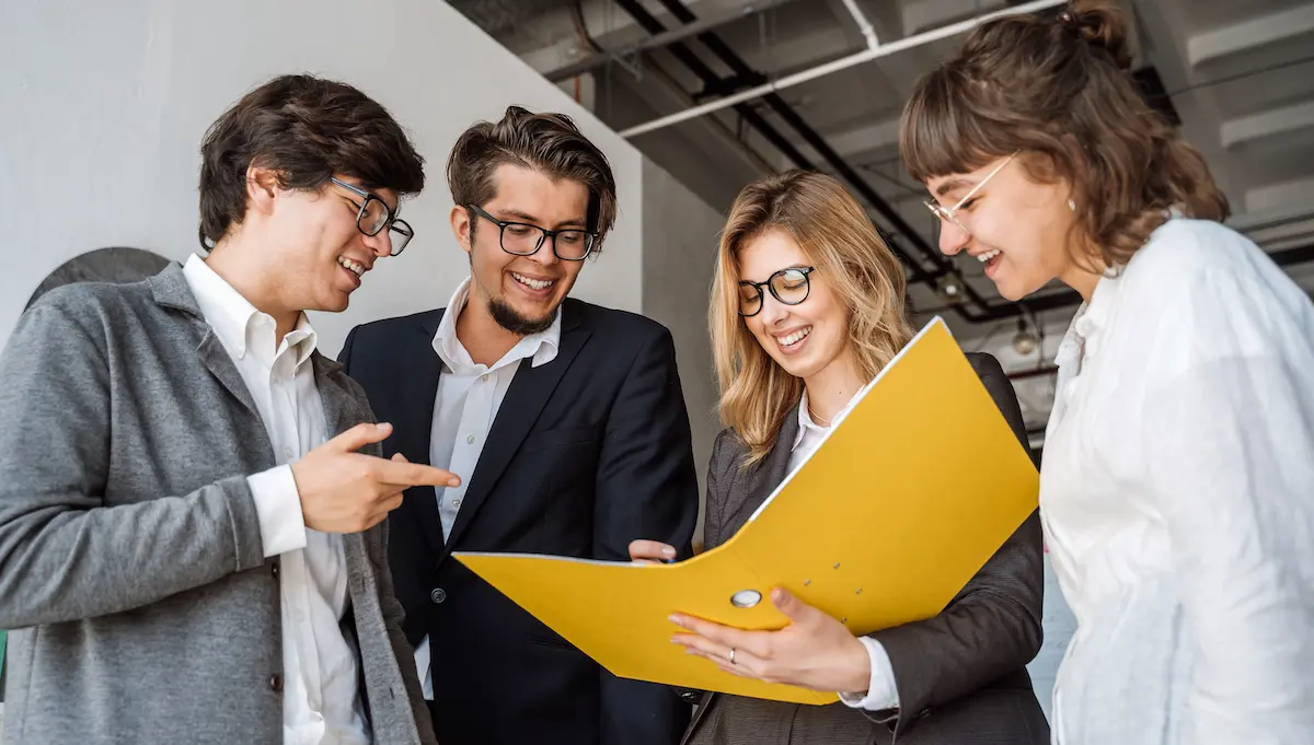 Marketing campaign: image of marketers discussing a project