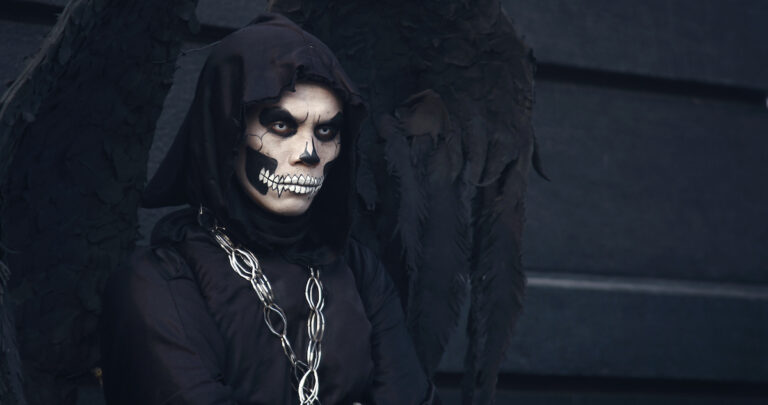 scary-skull-costume-2021-08-29-22-11-34-utc