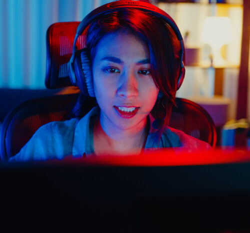 videogaming: image of a young woman computer gaming