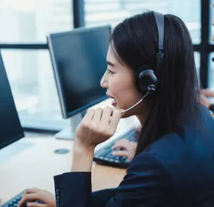 Messaging: image of a call center agent on a call with a customer