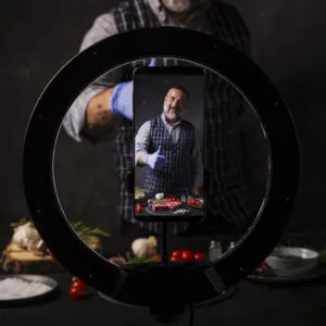 Videos: image of a chef presenting a cooking program