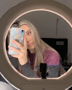 Influencer marketing: image of an influencer marketing makeup products