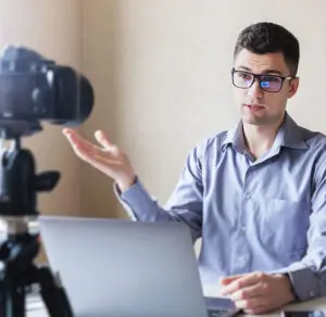 Subscription model: image of a man presenting an online subscription course