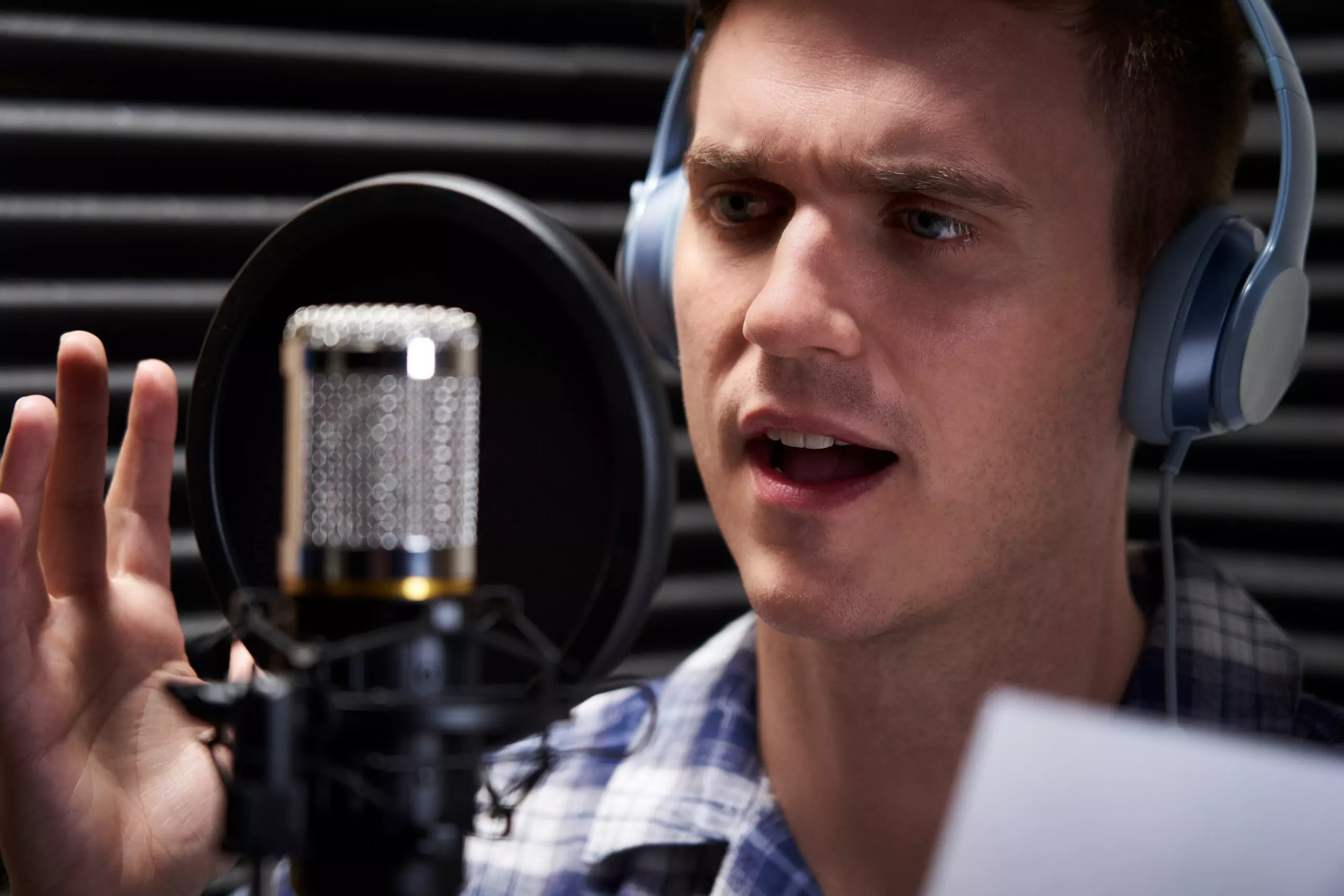 how to become a narrator